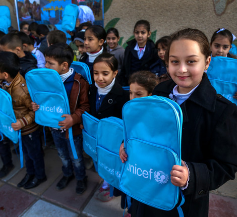 Školská taška, 3ks 6,00€ Všetky deti si zaslúžia šancu, aby chodili do školy. Tieto UNICEF školské tašky dávajú deťom pocit hrdosti, keď v nich nosia pekneroztriedené školské potreby.